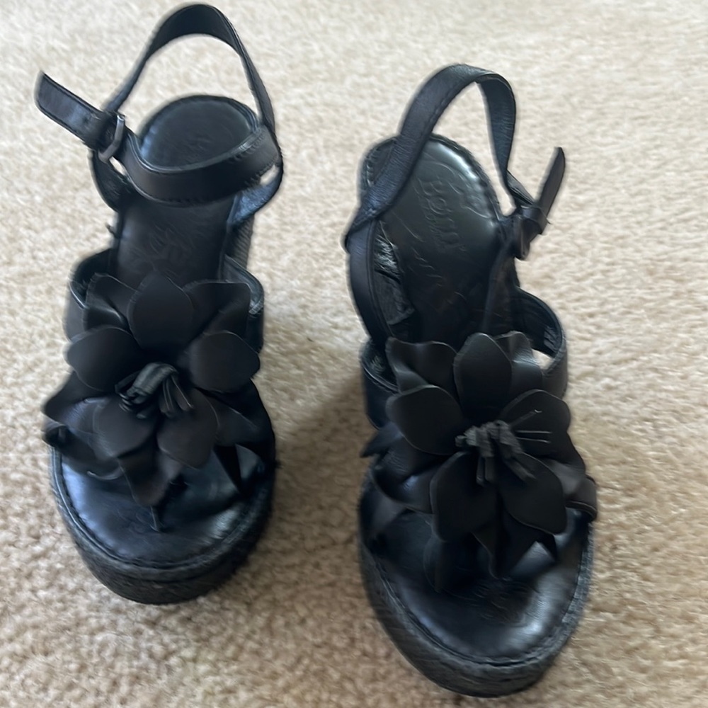 Black sandals open toe and heel with flower. Worn 2 times.